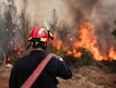 Οι πυροσβέστες έσβηναν τη φωτιά στην Πάτρα και οι Ρομά τους έκλεβαν!